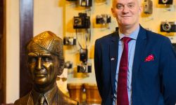 القنصل البريطاني في العراق يزور متحف نخيل عراقي ويشيد بفكرة تأسيسه وما ضم من نوادر.